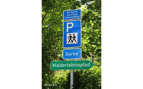 Verkehrszeichen zum Wanderparkplatz Borke