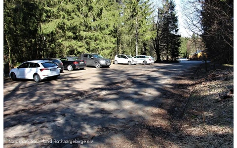Ausreichend Parkfläche steht am Wanderparkplatz zur Verfügung
